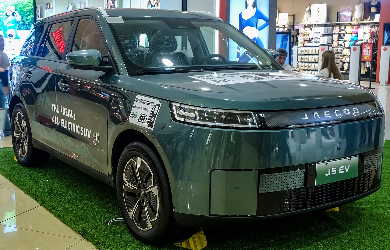 JAECOO 5 EV (J5 EV) สีเขียวอมเทา จัดแสดงในห้างสรรพสินค้า
