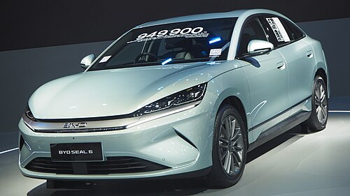 BYD Seal 6 EV สีเขียวอ่อน จัดแสดงในงาน