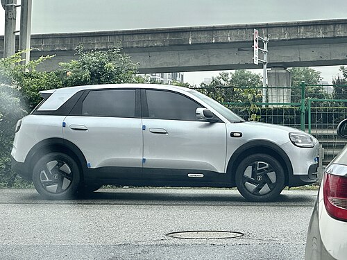 Chery QQ3 รุ่นใหม่สีขาวในจีน รถรุ่นเดียวกับที่ขายในไทยในชื่อ Chery Q มุมด้านข้าง