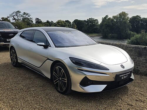 Denza Z9 GT สีเงิน มุมด้านหน้า จอดบนลานกรวด