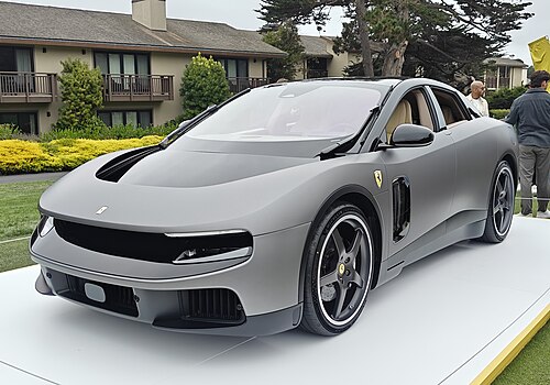 Ferrari Luce สีเทา มุมหน้าด้านซ้าย จัดแสดงที่ Pebble Beach