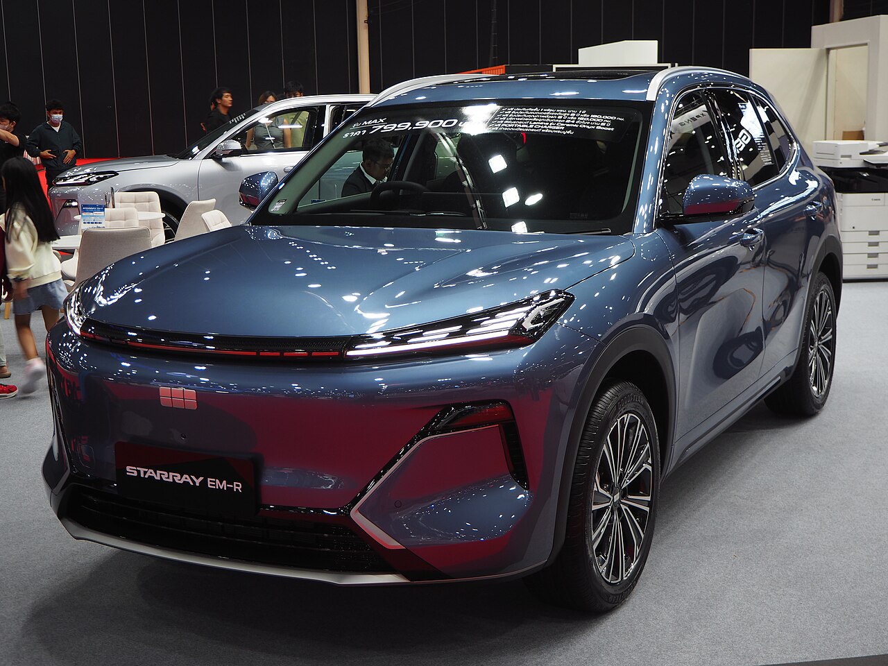 Geely Starray EM-R รุ่น Max สีน้ำเงิน จัดแสดงในงานมอเตอร์โชว์ที่ไทย พร้อมป้ายราคา 799,900 บาท