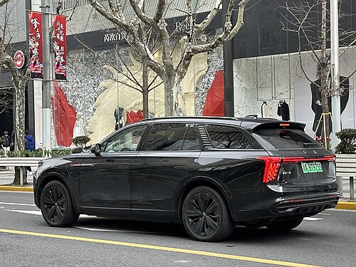 Hongqi E-HS9 สีดำ มุมด้านข้างและท้ายรถ บนถนนในเมือง