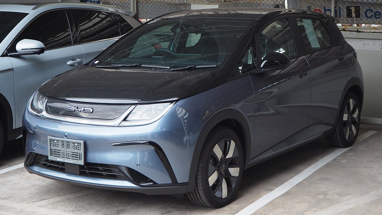 BYD Dolphin สีเทาฟ้า จอดในอาคารจอดรถ