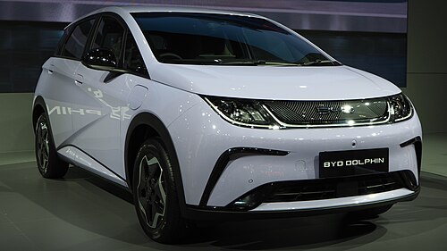 BYD Dolphin สีขาวจัดแสดงในงานมอเตอร์โชว์