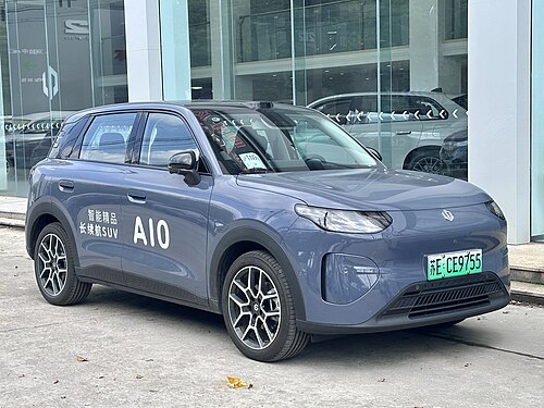 Leapmotor A10 สีน้ำเงินเทา มุมด้านหน้าเฉียง จอดหน้าโชว์รูมในจีน