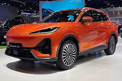 Lepas L6 EV สีส้ม มุมด้านหน้า จัดแสดงในงานเปิดตัวที่ประเทศไทย