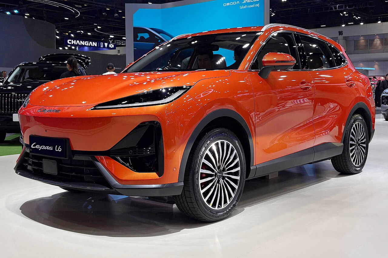 Lepas L6 EV สีส้ม มุมด้านหน้า จัดแสดงในงานเปิดตัวที่ประเทศไทย