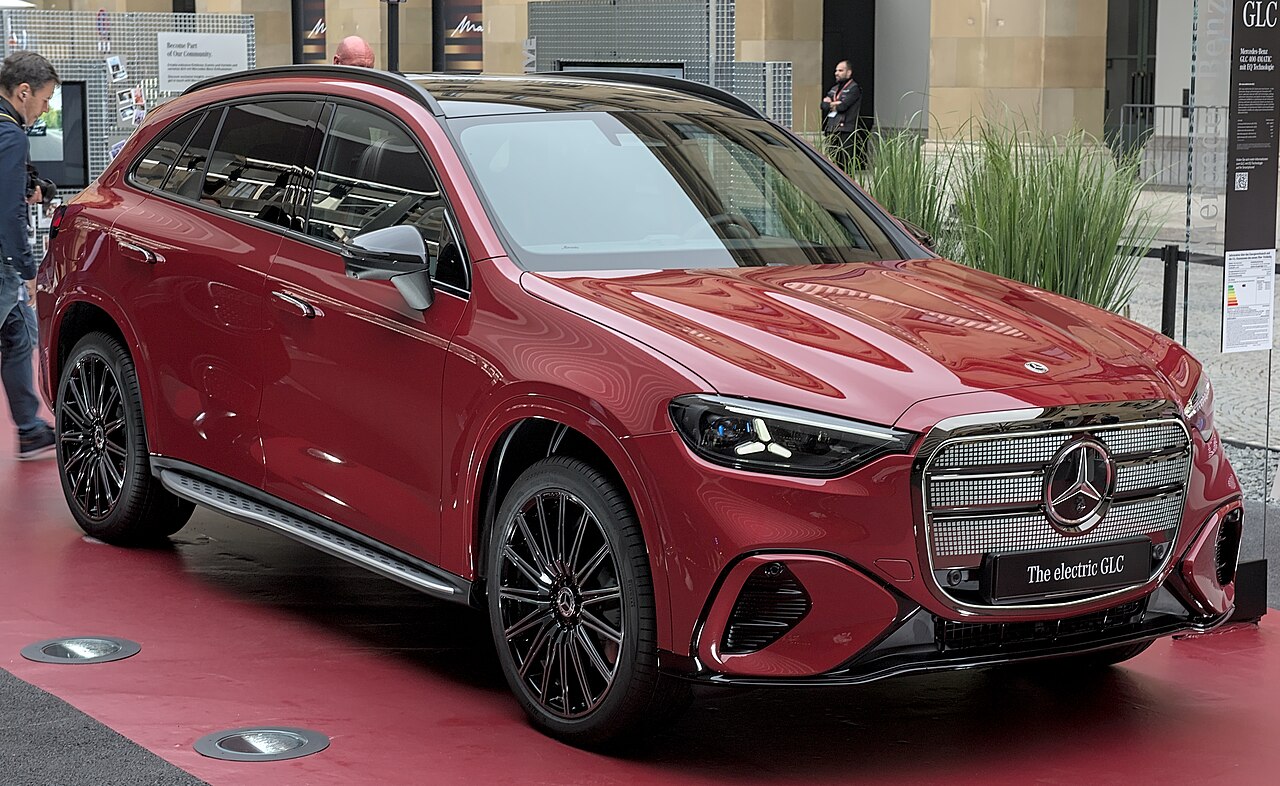 Mercedes-Benz GLC ไฟฟ้า (GLC with EQ Technology) สีแดง จัดแสดงในงาน IAA 2025