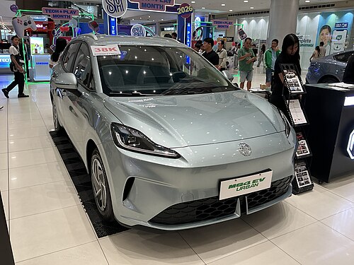 MG4 EV Urban สีเทาอมเขียว จัดแสดงในห้างที่ฟิลิปปินส์ ซึ่งเป็นรถรุ่นเดียวกับ MG URBAN ในไทย