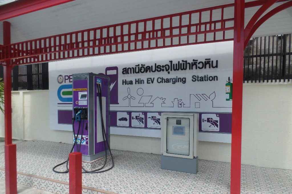 ตู้ชาร์จเร็วของ กฟภ. ที่สถานีอัดประจุไฟฟ้าหัวหิน