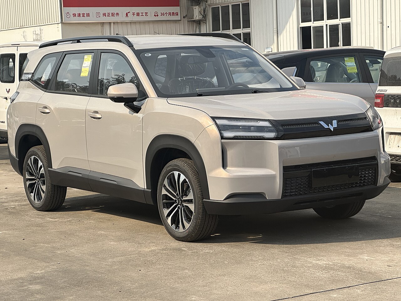 Wuling Starlight 560 EV สีเบจ มุมด้านหน้า ในประเทศจีน