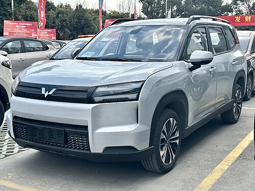 Wuling Starlight 560 EV สีเงิน มุมด้านหน้าเฉียง จอดในลานจอดรถในจีน