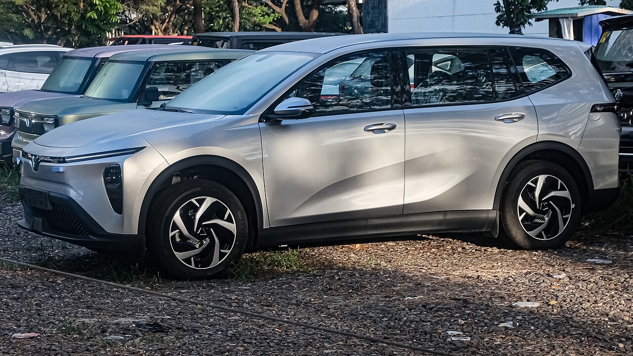 VinFast Limo Green MPV ไฟฟ้าสีเงิน มุมด้านข้าง