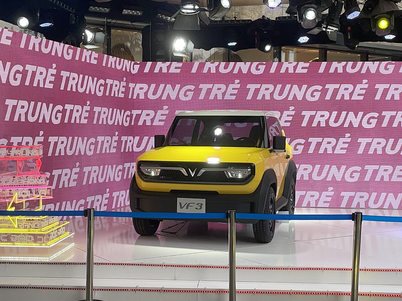 VinFast VF 3 สีเหลือง จัดแสดงในงานที่นครโฮจิมินห์