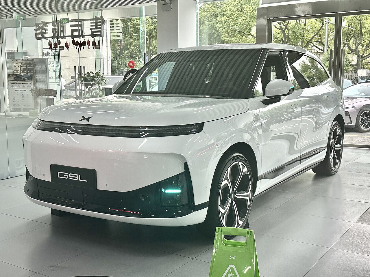 XPENG G9L สีขาว จอดโชว์ในโชว์รูมที่ประเทศจีน
