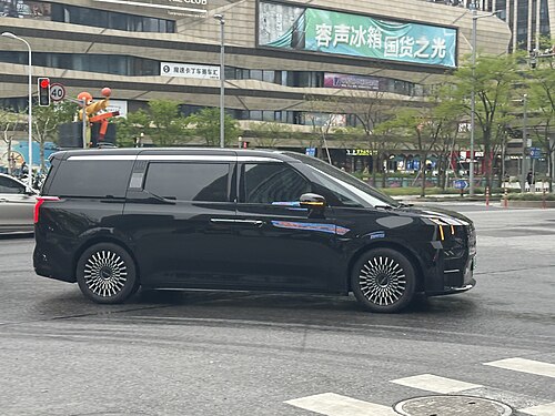 ZEEKR 009 MPV ไฟฟ้าสีดำ วิ่งบนถนนในประเทศจีน