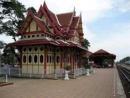 พลับพลาที่ประทับสีแดงครีมที่สถานีรถไฟหัวหิน