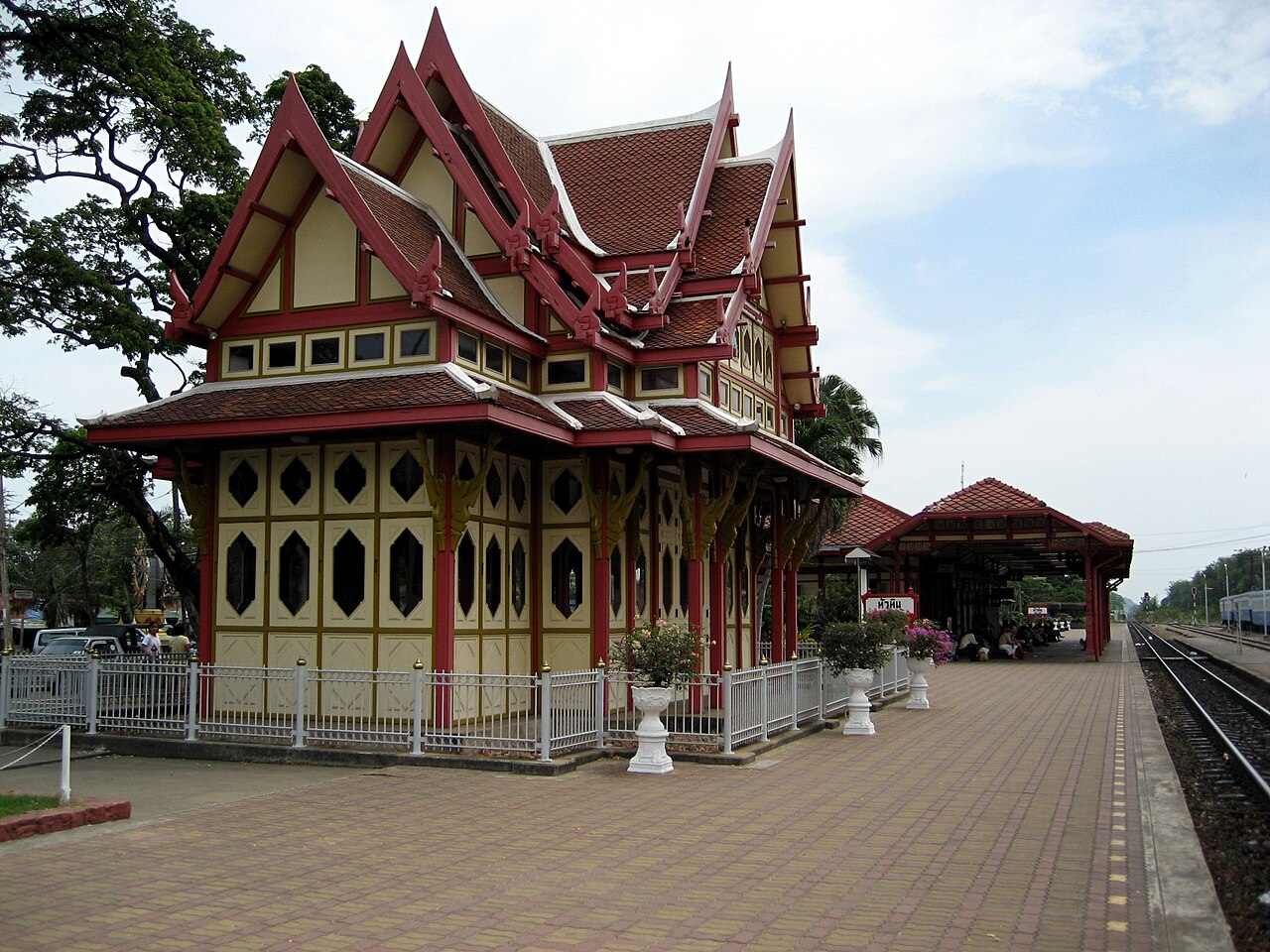 พลับพลาที่ประทับสีแดงครีมที่สถานีรถไฟหัวหิน