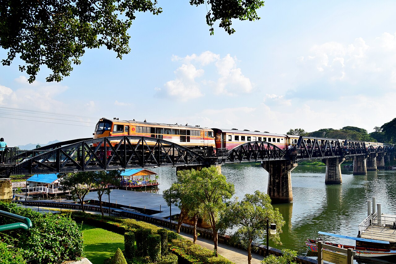รถไฟแล่นบนสะพานข้ามแม่น้ำแคว จังหวัดกาญจนบุรี