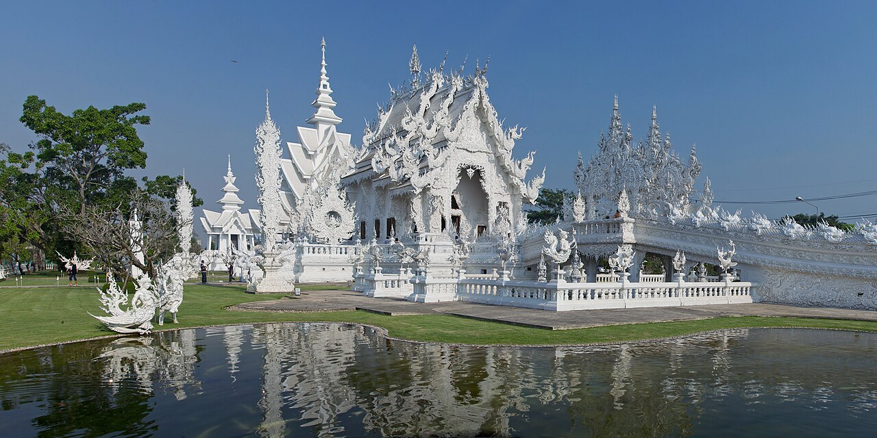 วัดร่องขุ่น (วัดขาว) จังหวัดเชียงราย สะท้อนเงาบนสระน้ำ