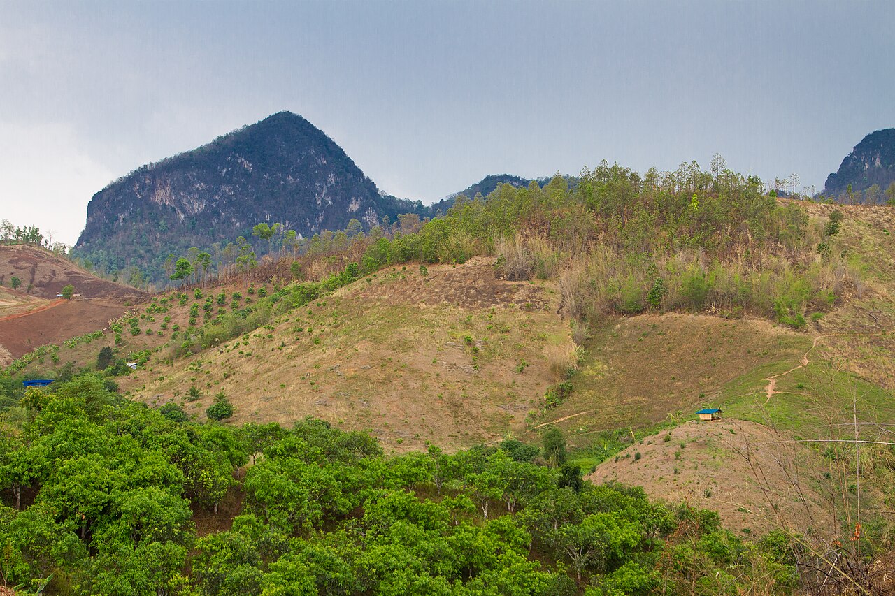 ภูเขาในเขตอุทยานแห่งชาติศรีลานนา จังหวัดเชียงใหม่ (ภาพบรรยากาศอุทยานเดียวกัน ไม่ใช่ยอดดอยม่อนล้าน)