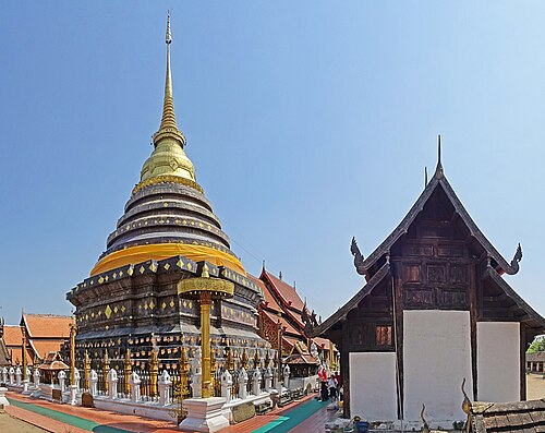 พระธาตุเจดีย์สีทองและวิหารไม้ วัดพระธาตุลำปางหลวง จังหวัดลำปาง