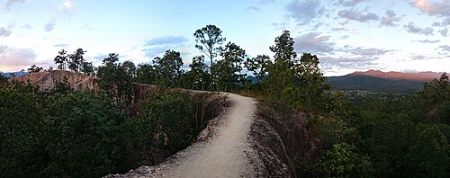 ทางเดินบนสันกองแลนปาย (Pai Canyon) มองเห็นหุบเขาปายยามเย็น