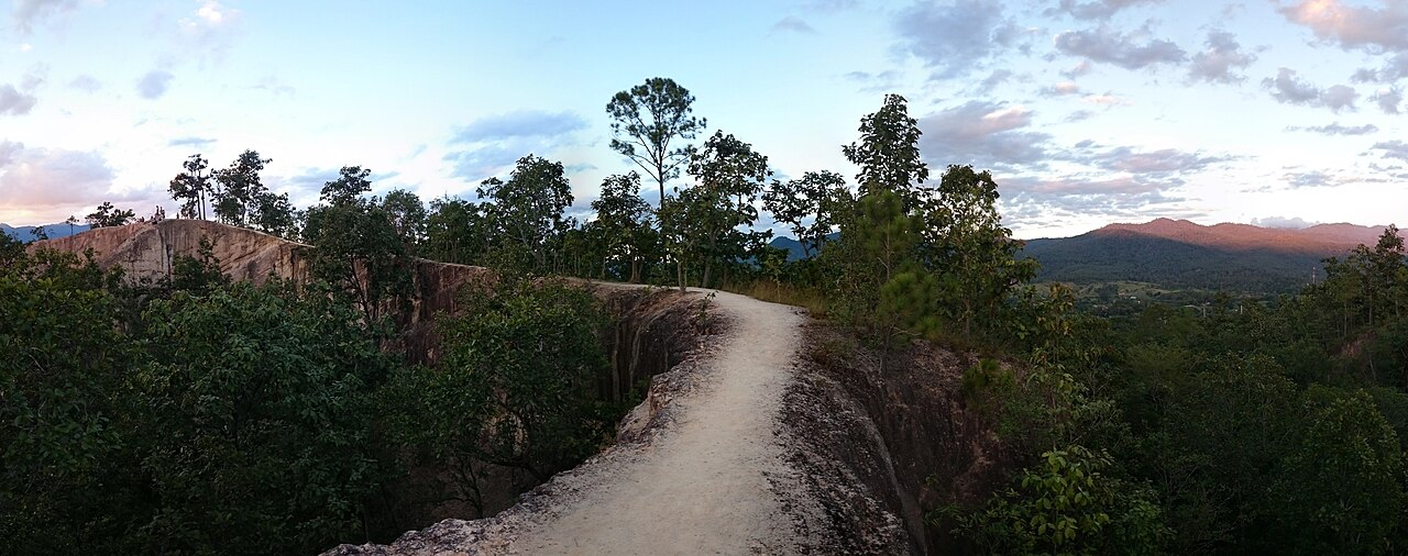 ทางเดินบนสันกองแลนปาย (Pai Canyon) มองเห็นหุบเขาปายยามเย็น