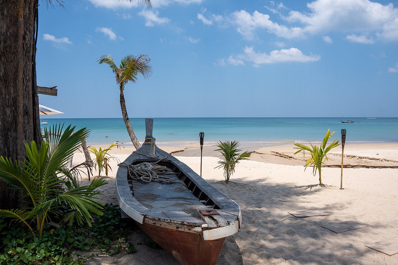 หาดบางเทา ภูเก็ต เรือไม้เก่าบนหาดทรายขาว ต้นมะพร้าว และทะเลสีฟ้า