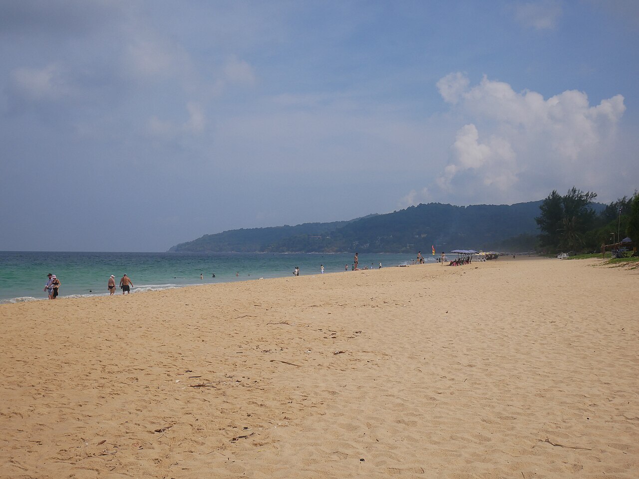 หาดกะรน ภูเก็ต หาดทรายยาว น้ำทะเลสีเขียวอมฟ้า และแหลมด้านเหนือ
