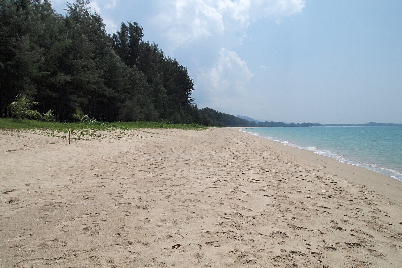 ชายหาดเขาหลัก จังหวัดพังงา ทรายยาวติดแนวสนทะเล