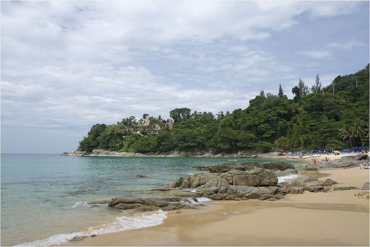 อ่าวหาดแหลมสิงห์ ภูเก็ต โขดหินริมน้ำและแหลมป่าเขียวปลายอ่าว