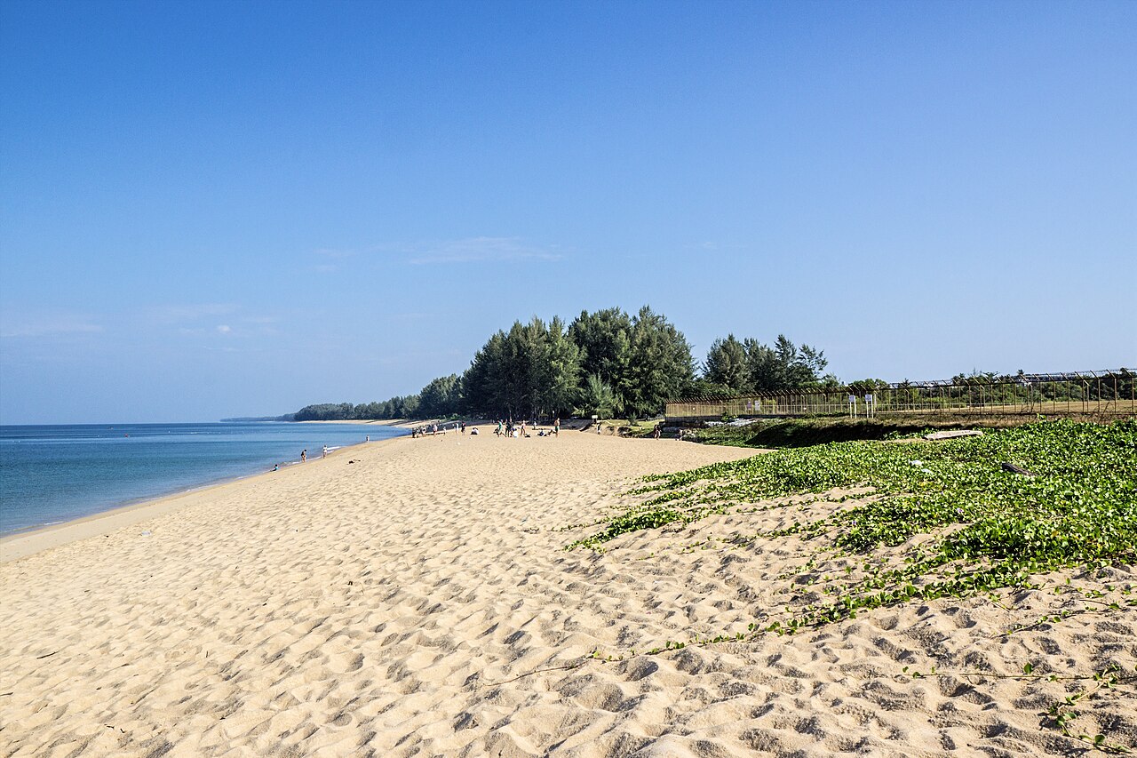 หาดไม้ขาว ภูเก็ต หาดทรายยาวริมทะเลอันดามันและแนวต้นไม้ริมหาด