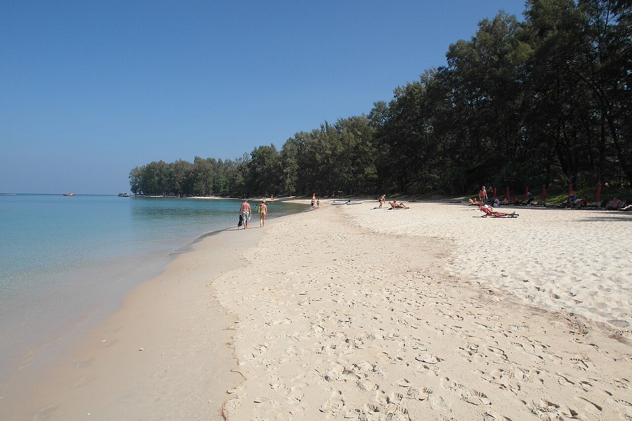 หาดในยาง ภูเก็ต ทรายขาวน้ำใส แนวต้นสนทะเลริมหาด