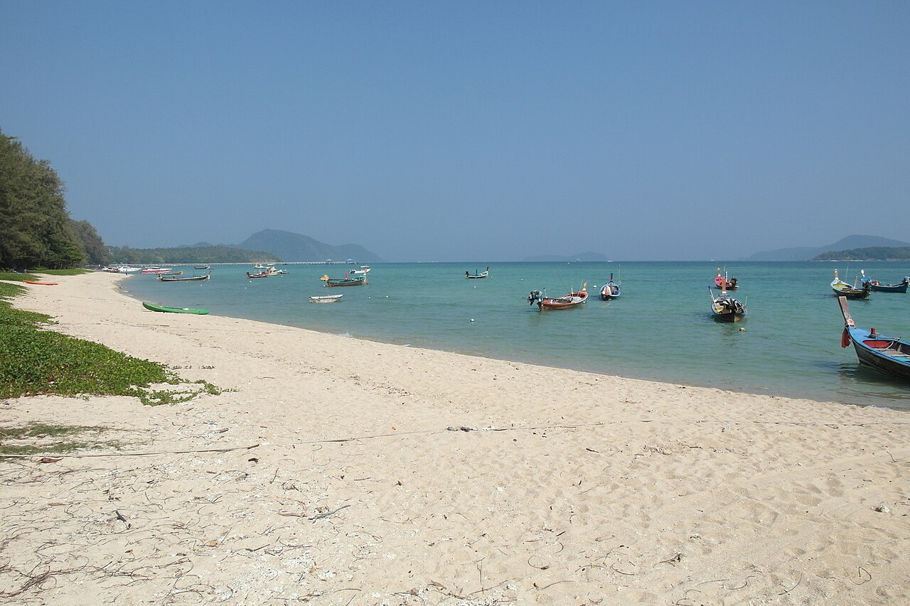 หาดราไวย์ ภูเก็ต เรือหางยาวจอดลอยลำบนทะเลสีเขียวใส
