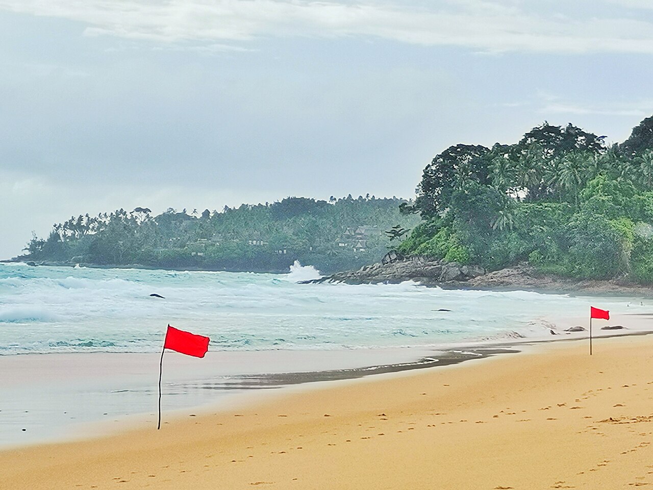 ธงแดงห้ามลงเล่นน้ำปักริมหาดสุรินทร์ ภูเก็ต ช่วงหน้ามรสุม คลื่นซัดแหลมหินปลายหาด