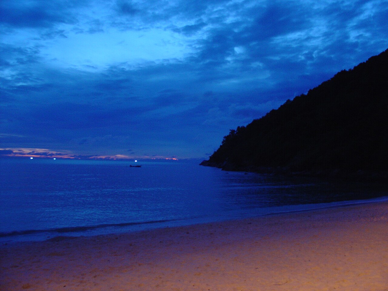 หาดไตรตรัง ภูเก็ต ยามพลบค่ำ ทรายริมน้ำและแหลมที่บังอ่าว